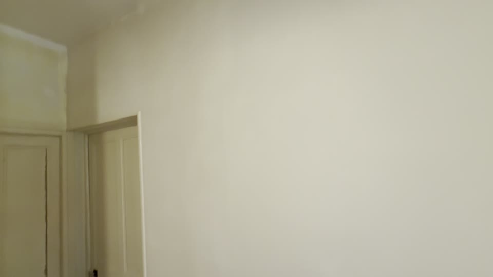 Mur blanc ratissé avant peinture, près des portes